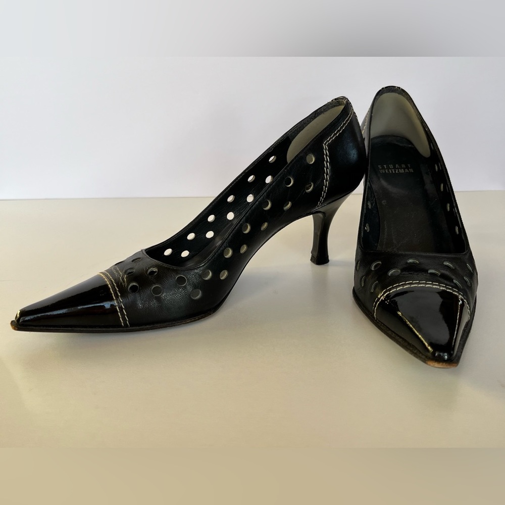 Stuart Weitzman black leather/patent pump, circle cut-outs, wht stitching.  Sz 5